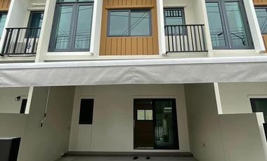 Casa adosada en alquiler de 3 habitaciones en Prawet, Bangkok