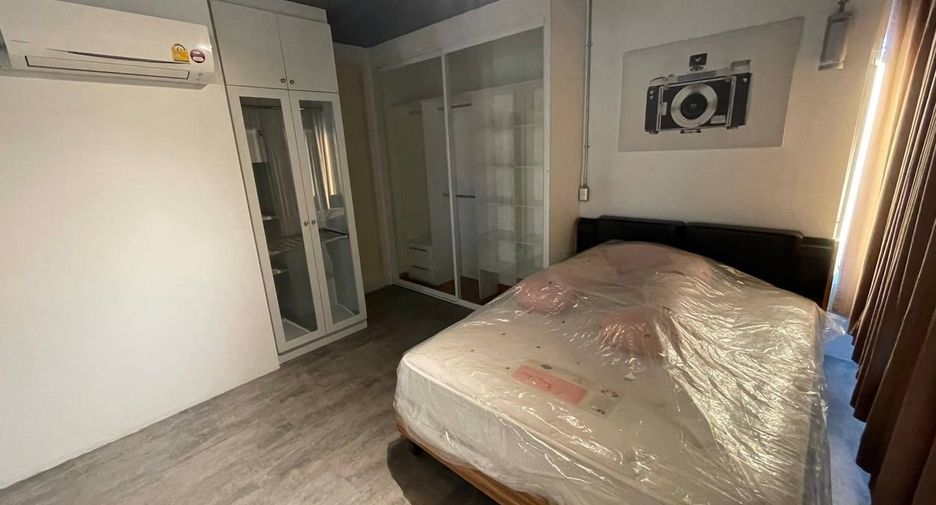 For rent 2 bedrooms condo in Thon Buri, Bangkok