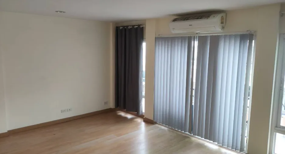 For rent 5 bedrooms townhouse in Prawet, Bangkok