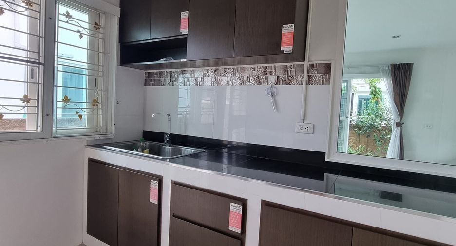 Casa en alquiler de 3 habitaciones en Prawet, Bangkok