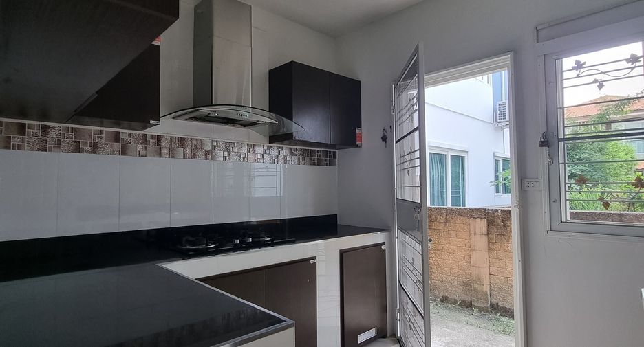 Casa en alquiler de 3 habitaciones en Prawet, Bangkok