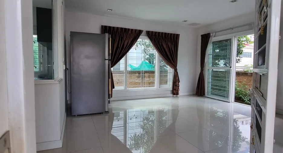 Casa en alquiler de 3 habitaciones en Prawet, Bangkok