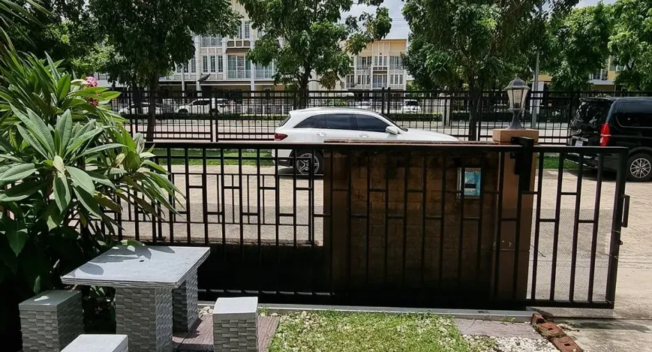 Casa en alquiler de 3 habitaciones en Prawet, Bangkok