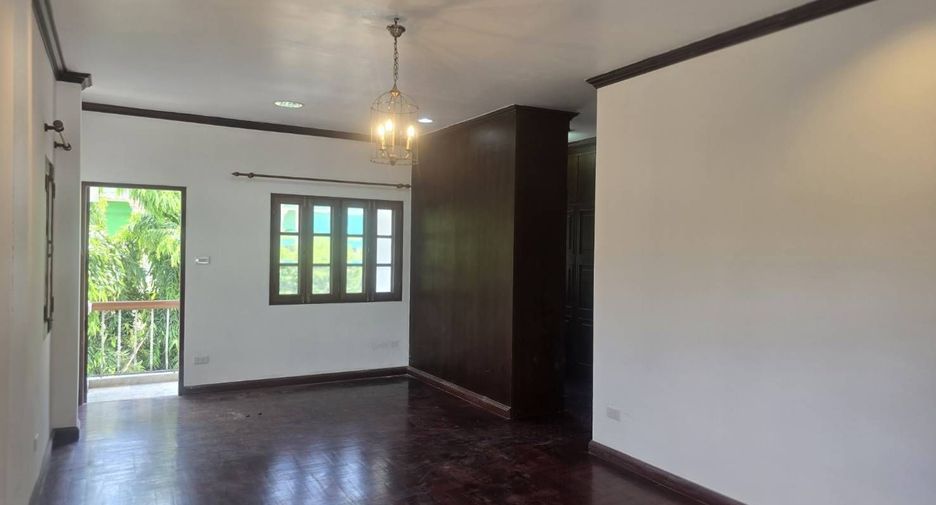 For rent 4 ベッドルーム house in Phra Khanong, Bangkok