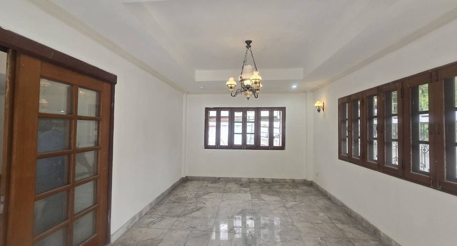 For rent 4 bedrooms house in Phra Khanong, Bangkok