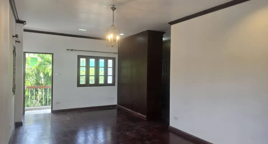 For rent 4 bedrooms house in Phra Khanong, Bangkok