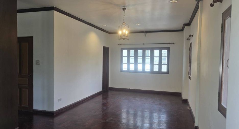 For rent 4 bedrooms house in Phra Khanong, Bangkok