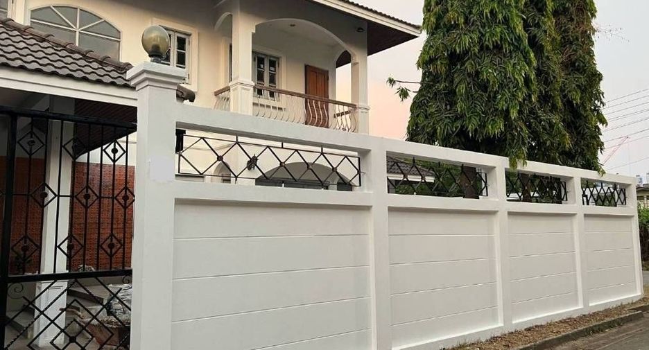 For rent 4 bedrooms house in Phra Khanong, Bangkok