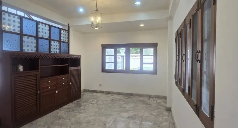 For rent 4 bedrooms house in Phra Khanong, Bangkok