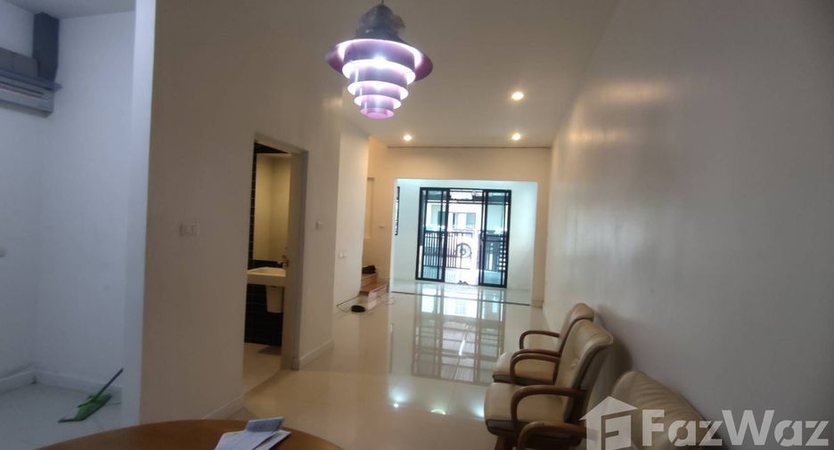 For rent 3 bedrooms townhouse in Bang Khae, Bangkok