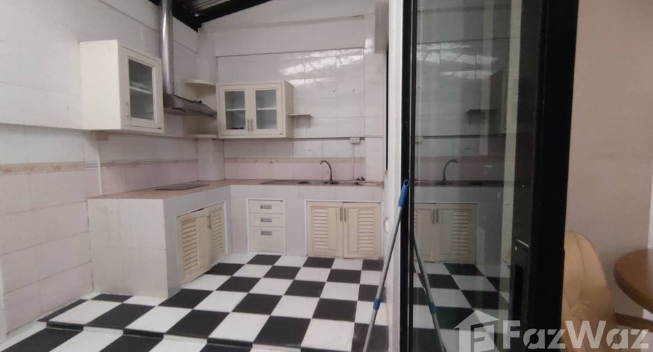 For rent 3 bedrooms townhouse in Bang Khae, Bangkok