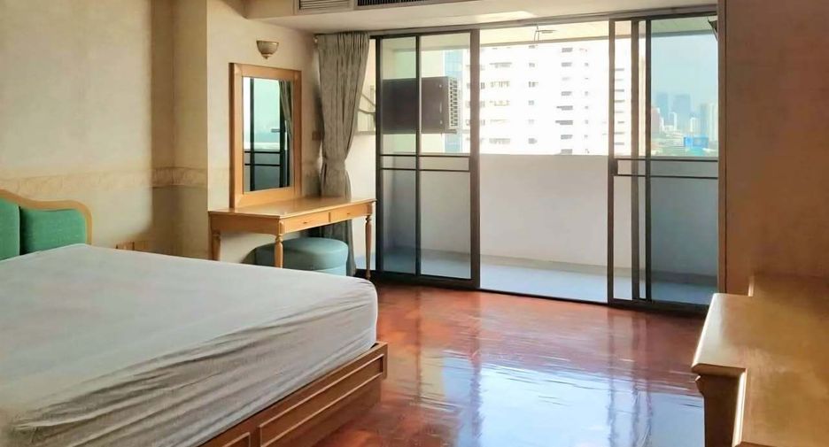 For rent 2 bedrooms condo in Yan Nawa, Bangkok