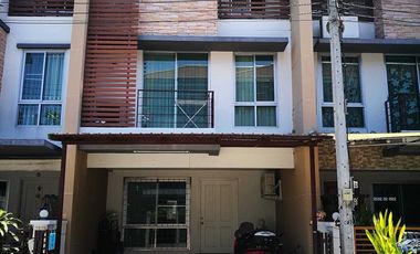 Casa adosada en alquiler de 3 habitaciones en Prawet, Bangkok