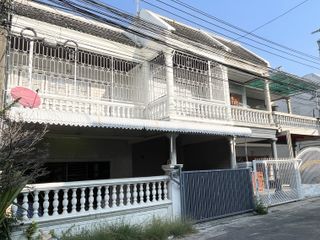For rent 3 bedrooms townhouse in Phra Khanong, Bangkok
