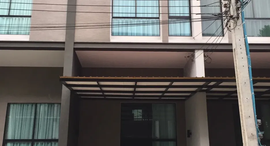 Casa adosada en alquiler de 3 habitaciones en Bang Khen, Bangkok