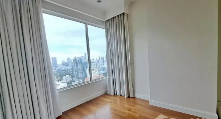 For rent 3 bedrooms condo in Pathum Wan, Bangkok