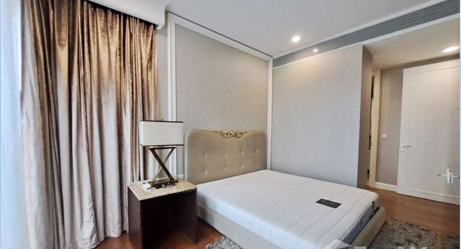 For rent 3 bedrooms condo in Pathum Wan, Bangkok