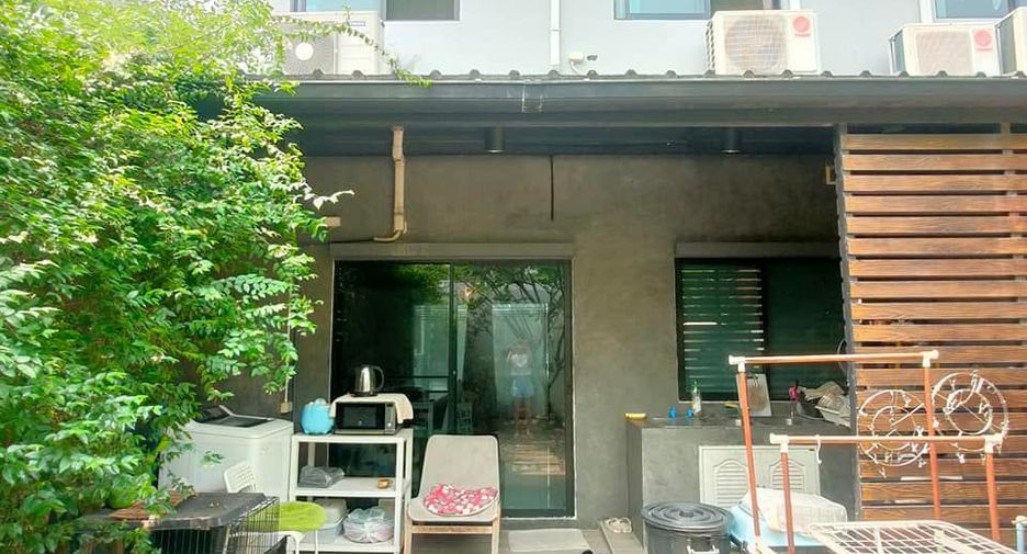 For rent 3 bedrooms townhouse in Phasi Charoen, Bangkok