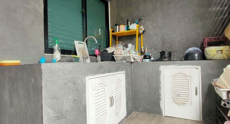 For rent 3 bedrooms townhouse in Phasi Charoen, Bangkok