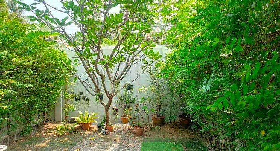 For rent 3 bedrooms townhouse in Phasi Charoen, Bangkok