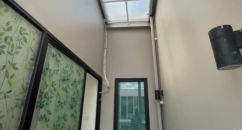 For rent 4 bedrooms townhouse in Mueang Samut Prakan, Samut Prakan