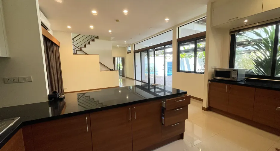 For rent 4 bedrooms house in Watthana, Bangkok
