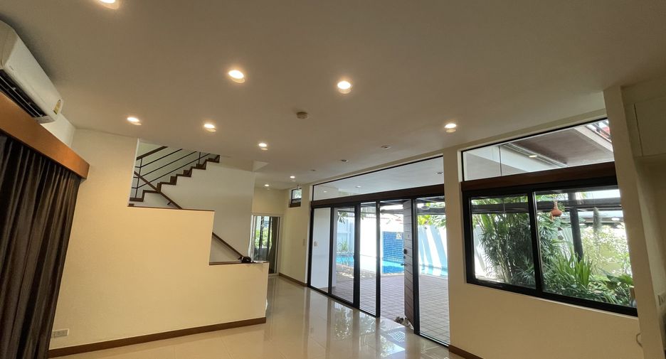 For rent 4 bedrooms house in Watthana, Bangkok