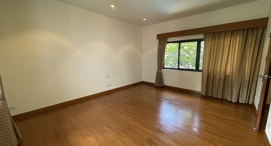 For rent 4 bedrooms house in Watthana, Bangkok