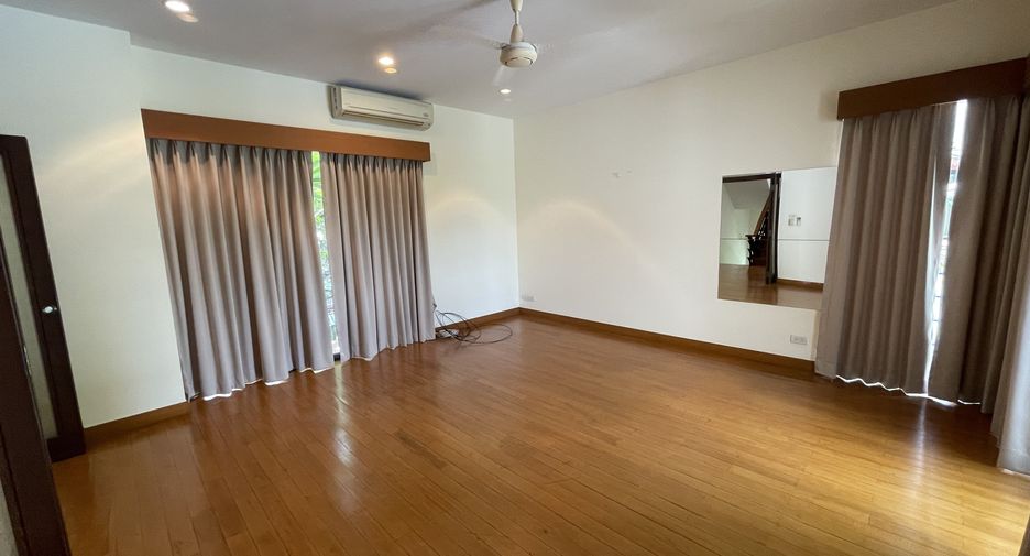 For rent 4 bedrooms house in Watthana, Bangkok