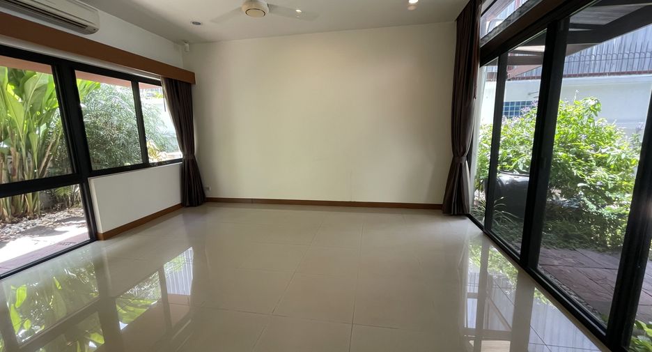 For rent 4 bedrooms house in Watthana, Bangkok
