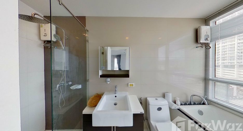 For rent 3 bedrooms condo in Khlong Toei, Bangkok