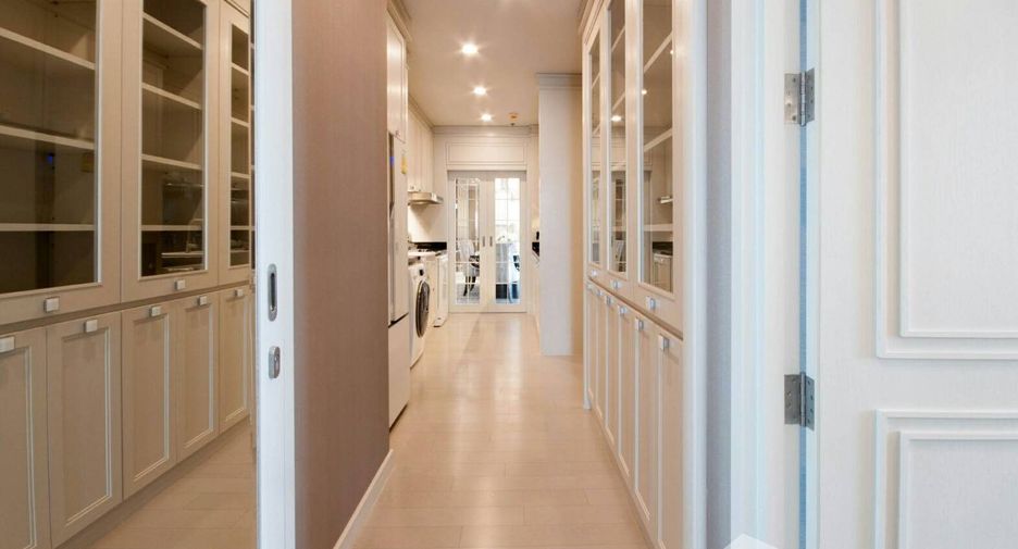 For rent 3 bedrooms condo in Pathum Wan, Bangkok