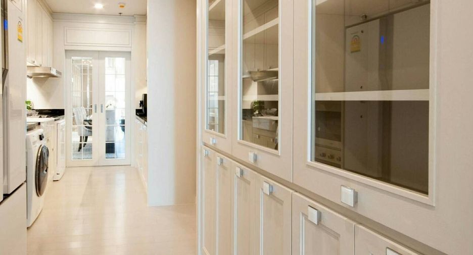 For rent 3 bedrooms condo in Pathum Wan, Bangkok