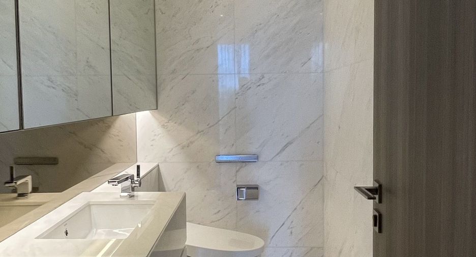 For rent 2 bedrooms condo in Pathum Wan, Bangkok