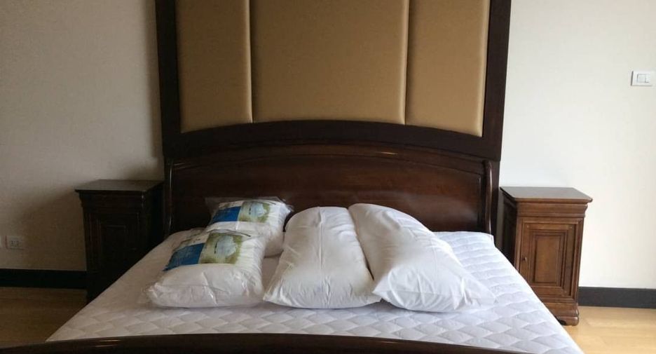 For rent 3 bedrooms condo in Pathum Wan, Bangkok