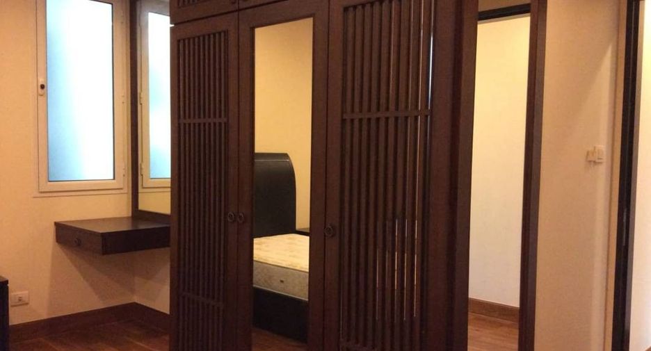For rent 3 bedrooms condo in Pathum Wan, Bangkok