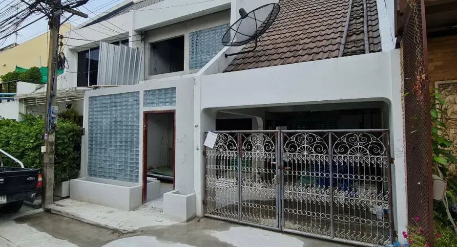Casa en alquiler de 3 habitaciones en Phra Khanong, Bangkok
