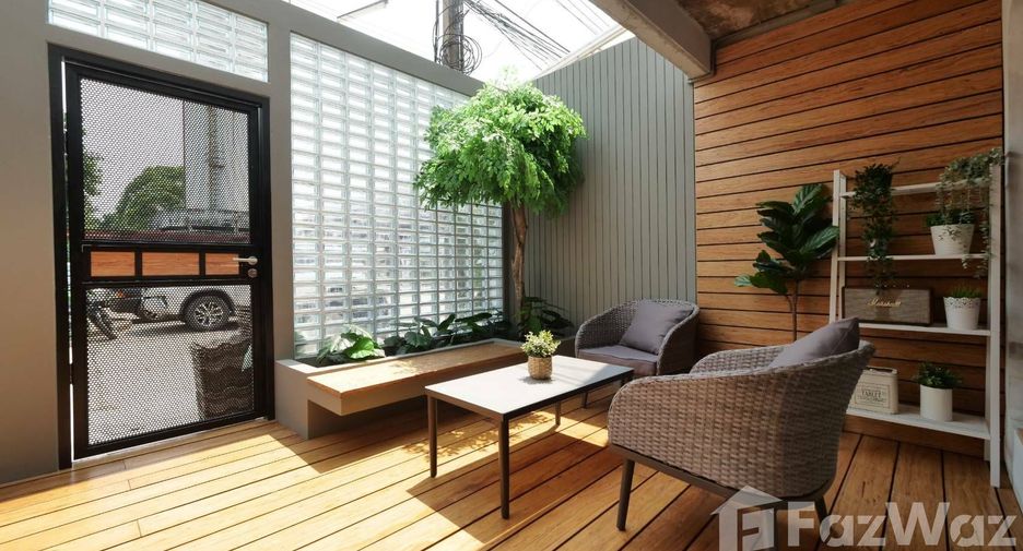 Casa en alquiler de 3 habitaciones en Phra Khanong, Bangkok
