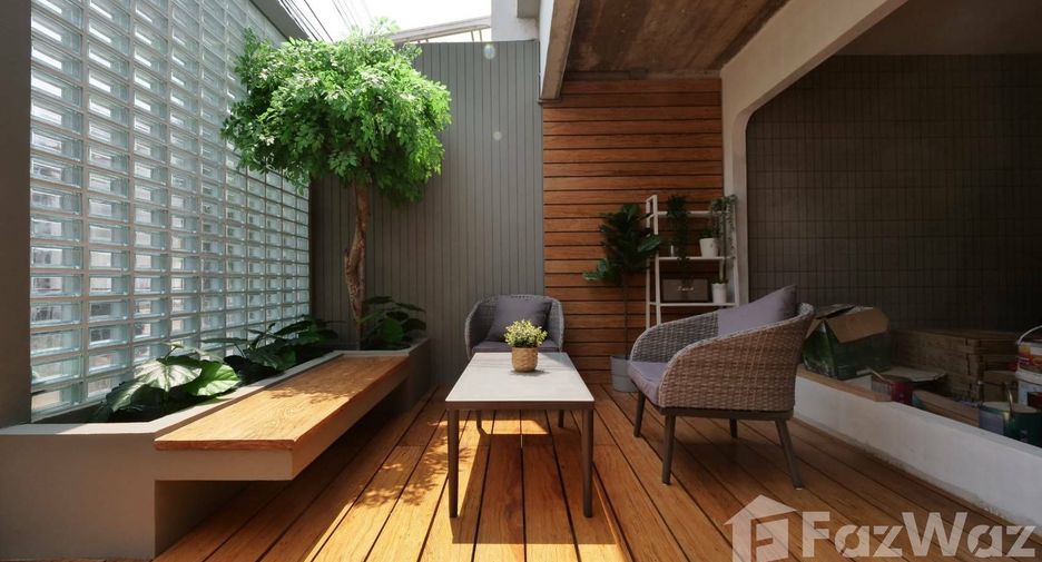 Casa en alquiler de 3 habitaciones en Phra Khanong, Bangkok
