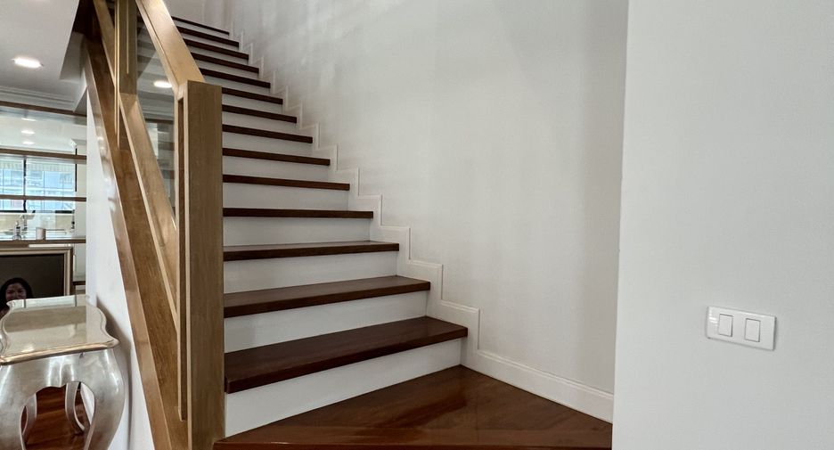 For rent 3 bedrooms condo in Pathum Wan, Bangkok