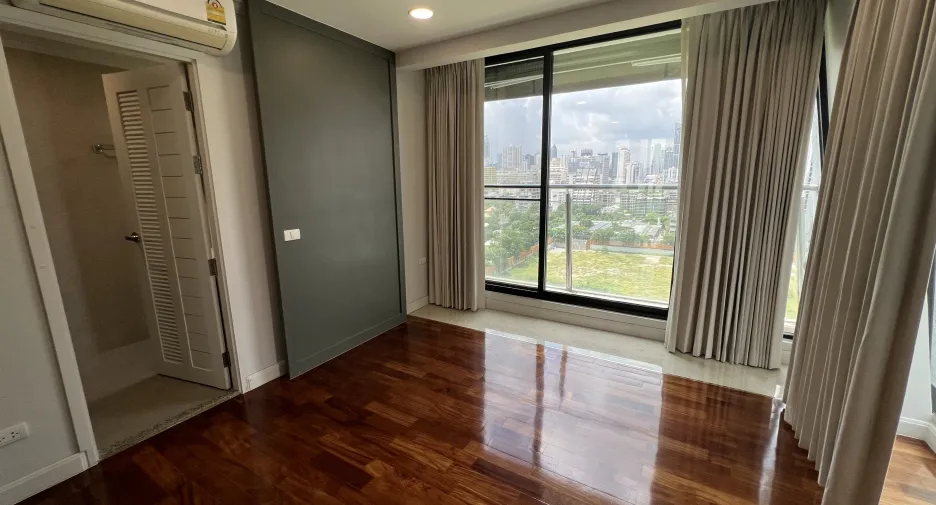 For rent 3 bedrooms condo in Pathum Wan, Bangkok