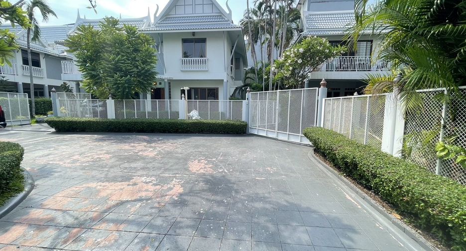 For rent 3 bedrooms villa in Sathon, Bangkok