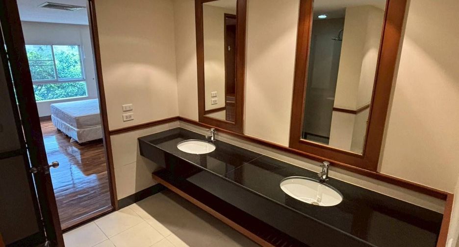 For rent 3 bedrooms apartment in Sathon, Bangkok