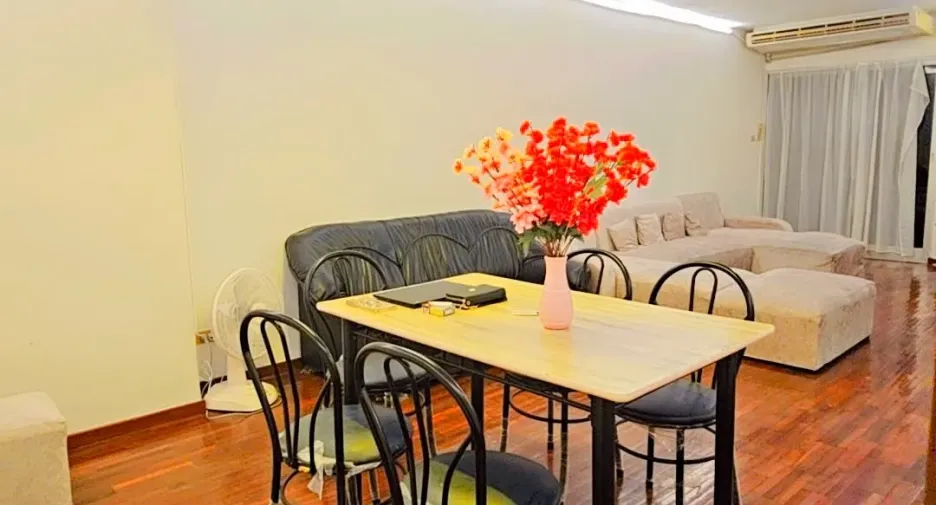 For rent 3 bedrooms apartment in Yan Nawa, Bangkok