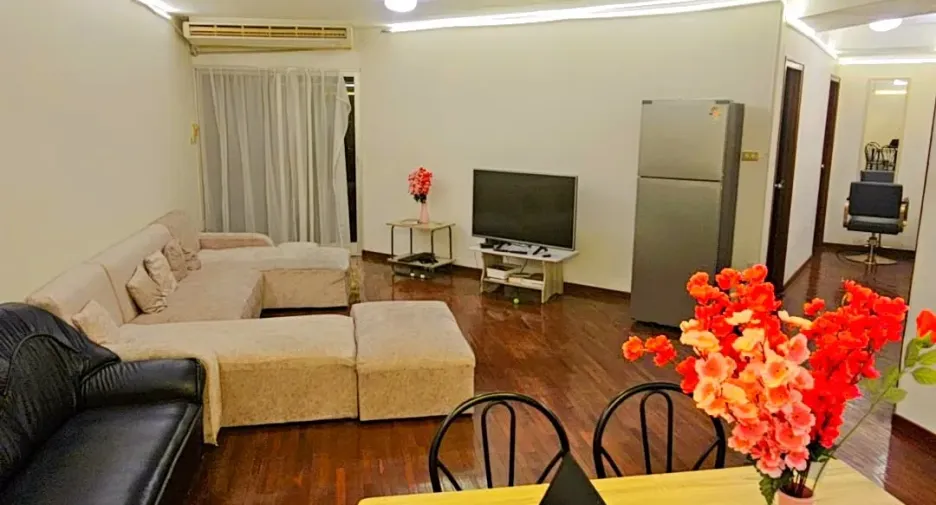 For rent 3 bedrooms apartment in Yan Nawa, Bangkok