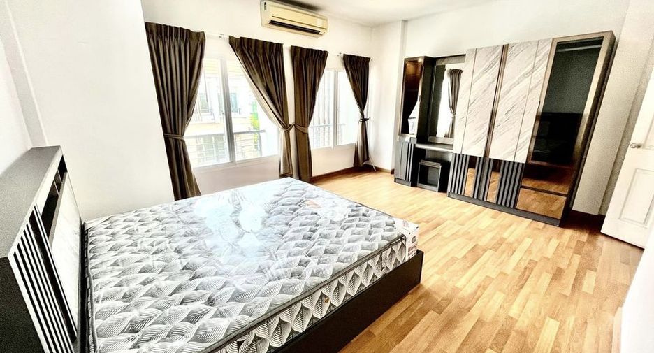 For rent 4 bedrooms townhouse in Wang Thonglang, Bangkok