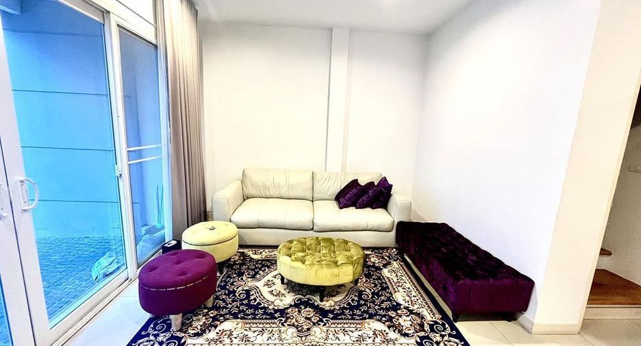 For rent 4 bedrooms townhouse in Wang Thonglang, Bangkok