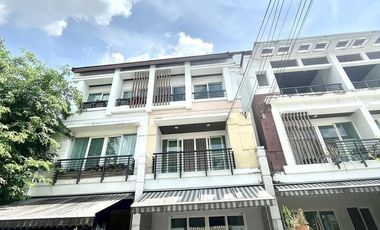 À louer 4 chambres maison de ville à Wang Thonglang, Bangkok