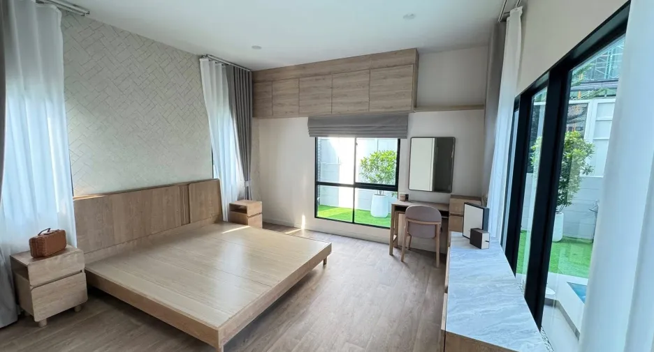 For rent 5 bedrooms house in Khlong Sam Wa, Bangkok