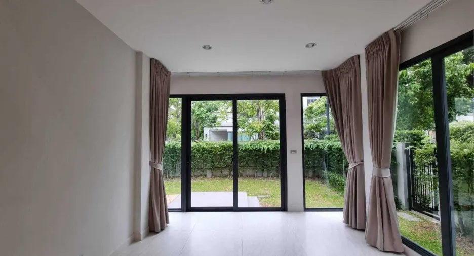 Haus zur Miete mit 4 Zimmer in Prawet, Bangkok